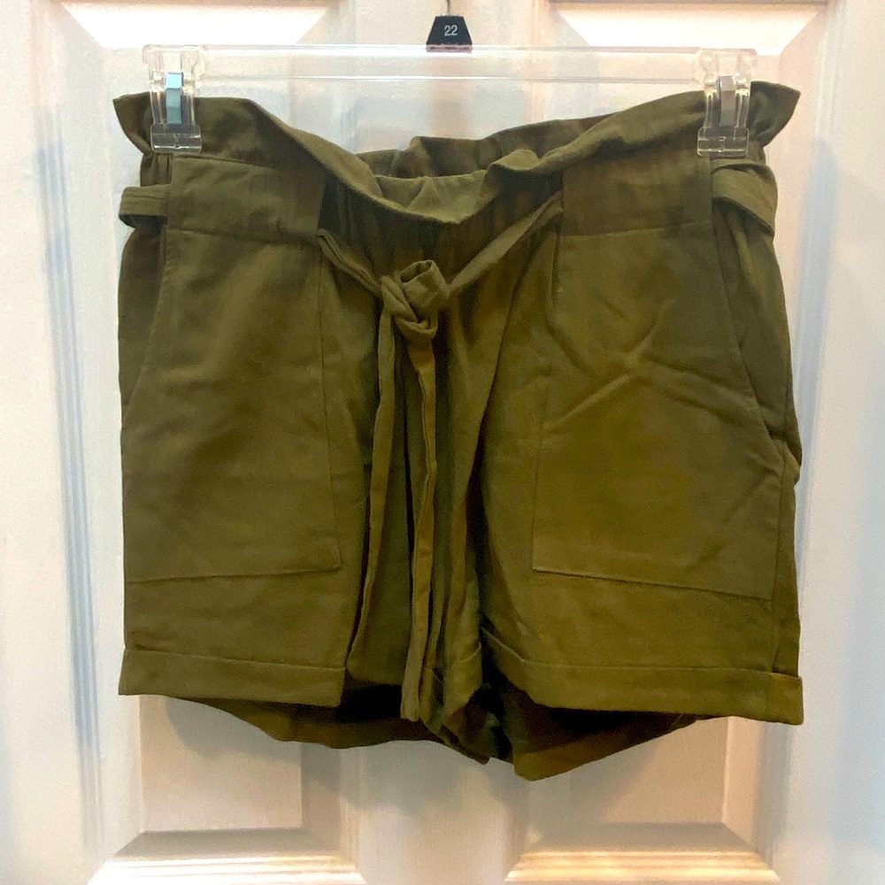 Green paper bag shorts with tie Size Medium